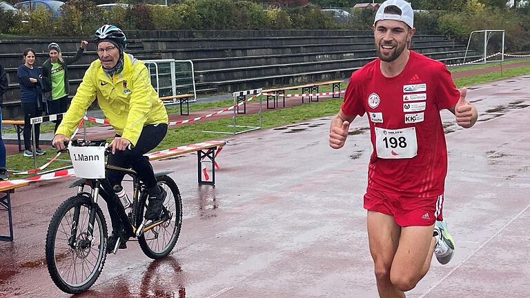 Unterwegs im Rennen auf der Tartanbahn: Patrick Karl (rechts) Unterwegs im Rennen auf der Tartanbahn: Patrick Karl (rechts)
