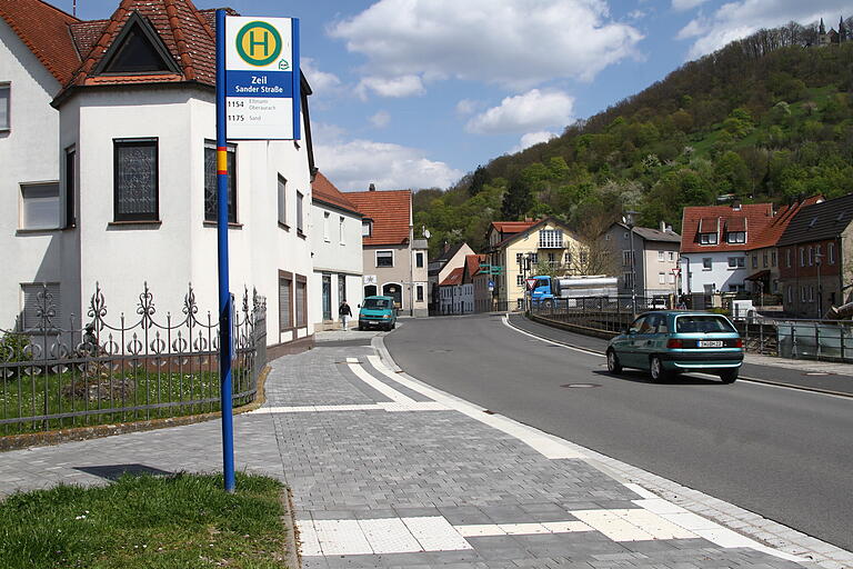 Zunehmend werden die Haltestellen wie hier in der 'Sander Straße' in Zeil für Niederflurbusse angelegt.