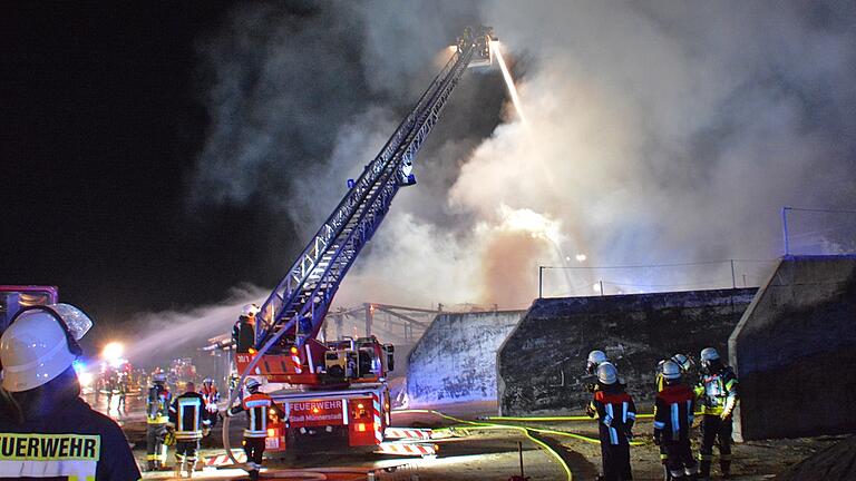 Mit zwei Drehleitern aus Bad Neustadt und Münnerstadt wurden die Flammen von oben bekämpft und die Einsatzkräfte am Boden unterstützt.