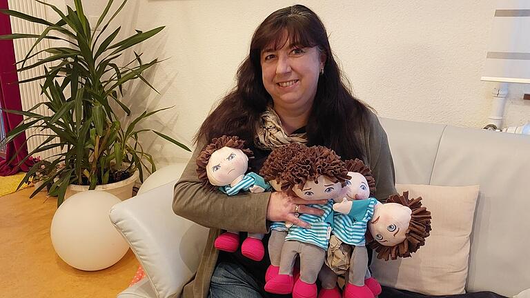Dagmar Pfeuffer vom ambulanten Kinderhospiz Sternenzelt Mainfranken hält sogenannte Emotions-Puppen im Arm. Trauernde Kinder können mit deren Hilfe leichter zeigen, welche Gefühle sie beschäftigt, ohne darüber reden zu müssen. Dagmar Pfeuffer vom ambulanten Kinderhospiz Sternenzelt Mainfranken hält sogenannte Emotions-Puppen im Arm. Trauernde Kinder können mit deren Hilfe leichter zeigen, welche Gefühle sie beschäftigt, ohne darüber reden zu müssen.