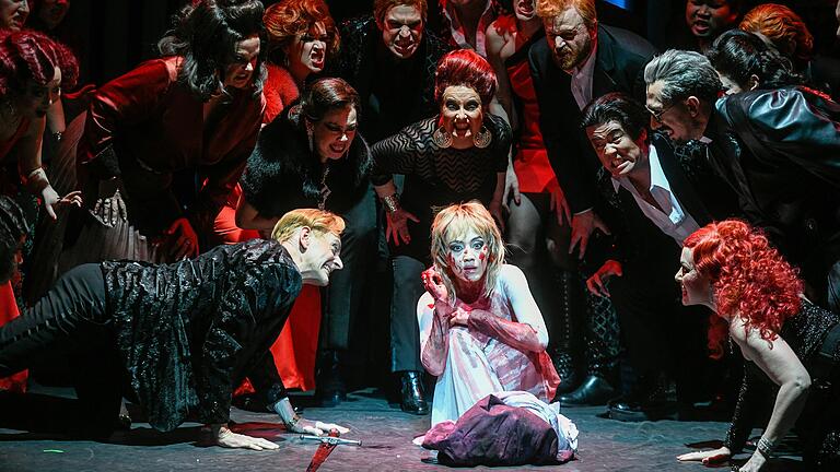 Intrigen, Liebe, Wahnsinn: Das macht die Oper 'Lucia di Lammermoor' aus. Eine beeindruckende Aufführung gab es jetzt in Würzburg.