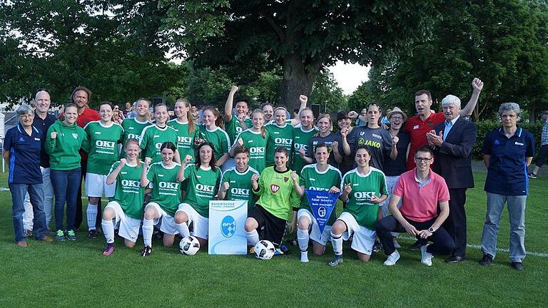 Der FC 05 Schweinfurt ist Bezirkspokalsieger bei den Frauen &ndash; (hinten von links) BFV-Frauen-Bezirksvorsitzende Helga Schmitt, Sportamtsleiter Rene Gutermann, Lena Biedermeier, Trainer Ralph Keller, Helene Duske, Hannah Göb, Tina Miske, Elise Lutz, Chiara Warmuth, Cetinkaya Ümran, Alisha Göll, Lina Popp, Ines Lamprecht, Jana Horner, Nathalie Ullrich, Ana-Sofia May, Lena Pohly, Johanna Gagel, Trainer Martin Göb, Bürgermeister Karl-Heinz Kauczok und BFV-Beisitzerin Michaela Staub sowie (vorne) Julia Schneider, Clara Strobel, Kristin Grüner, Serafina Fritzmann, Jacqueline Meißler, Linda Werb, Tanja Cvijanovic und BFV-Bezirksvorsitzender Jürgen Pfau. Es fehlt Eva Hauck.