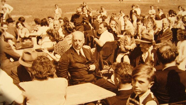 1930 wurde der Sportplatz eingeweiht.