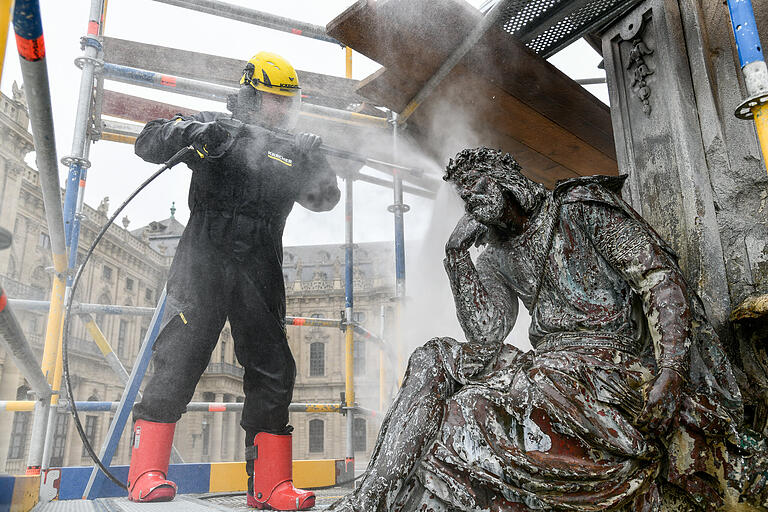 Bei der Reinigung des Frankoniabrunnens wurden die Bronzefiguren mit einem Hochdruckreiniger vom Kalk befreit.