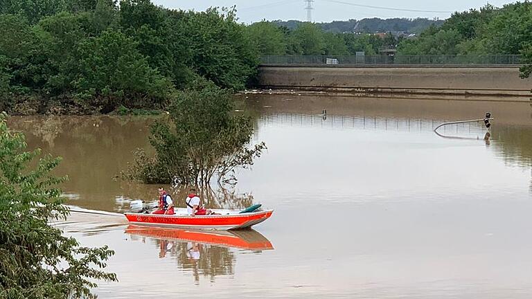 Mit Booten und Sonartechnik suchte die Wasserwacht das Wasser nach&nbsp; Fahrzeugen und Personen ab.