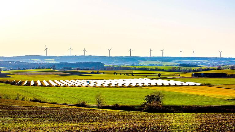 Im Überblick: Der Windpark im Sailershäuser Wald besteht aus zehn Generatoren, die grob in Nord-Süd-Richtung angeordnet sind.