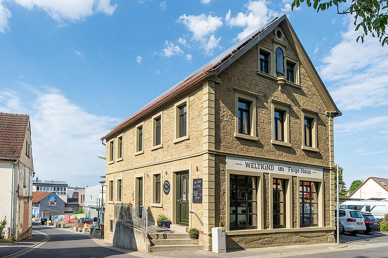 Das Sandsteinhaus von 1885, in dem früher das Fotostudio Feige war, beherbergt heute den Unverpackt-Bioladen, ein Bistro und einen Second Hand-Shop.