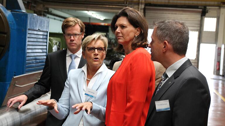 Ingrid Hunger 2017 beim Besuch der damaligen bayerischen Wirtschaftsministerin Ilse Aigner mit ihrem Bruder Dr. Jan Hunger (links) und Thorsten Schwab.