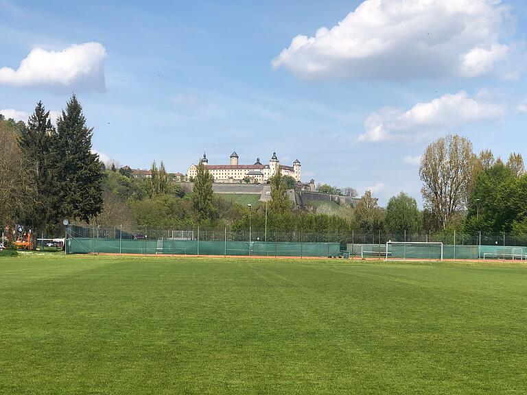 Bis die TGW in die Feggrube umzog, lag der Sportplatz in der Mergentheimer Straße am Sebastian-Kneipp-Steg. Die TGW-Tennisabteilung treibt dort weiterhin ihren Sport mit Blick auf die Festung.