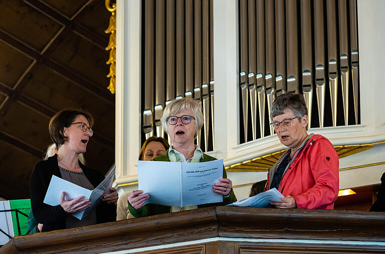 Der evangelische Chor präsentierte zusammen mit dem Posaunenchor erstmals die von Reiner Gaar komponierte Kantate 'Ich lobe dich von ganzer Seele'.