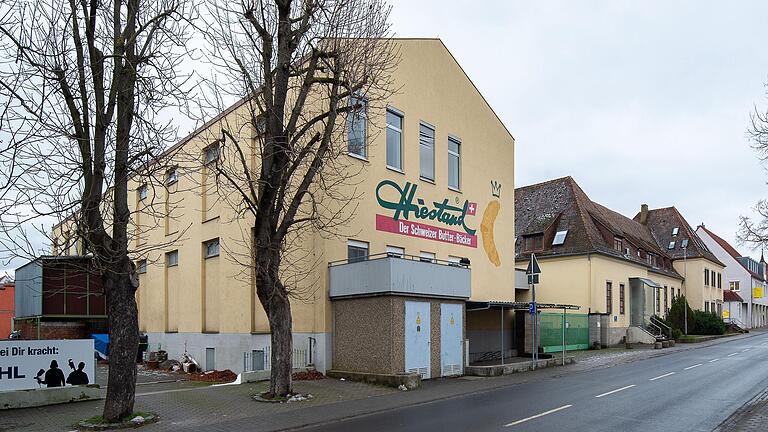 In dem in den 1960er Jahren errichteten Gebäudeteil (vorne im Bild) auf dem Areal des einstigen Butterwerks in Gerolzhofen könnte den Plänen der Besitzer zufolge eine Kindertagesstätte entstehen.