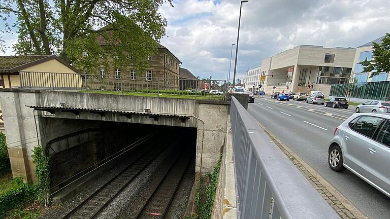 Das jetzige Brückenbauwerk über die Bahnlinie Würzburg-Bamberg in der Nähe der Harmoniekreuzung. Würde man hier eine Brücke anschließen, müsste das Straßenniveau erheblich erhöht werden.