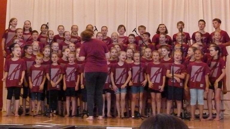 Die Adonia-Juniors bei der Aufführung in Karbach.