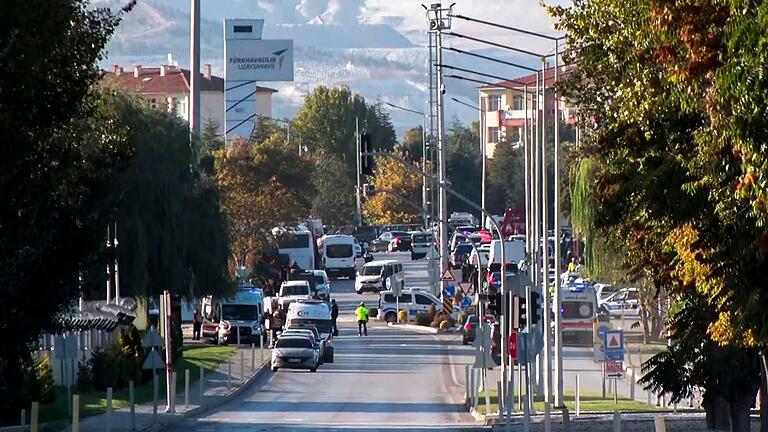 Tote und Verletzte bei Anschlag in der Türkei       -  Rettungsteams und Polizeibeamte sind am Stadtrand vor dem Unternehmensgelände im Einsatz.