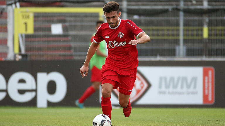 Fussball, Testspiel, FC Würzburger Kickers - SV Seligenporten       -  v.li.: Joannis Karsanidis (FC Würzburger Kickers), Freisteller, Einzelbild, Aktion, Fussball, Testspiel, FC Würzburger Kickers - SV Seligenporten, [Foto: foto2press.de, Schwarzwaldstraße 19, 69124 Heidelberg - Tel +49 (0)6221 718837 - info@foto2press.de - www.foto2press.de - Veröffentlichung nur mit Urheberangabe gegen Honorar gestattet und Belegexemplar erbeten *** Lieferung erfolgt ausschließlich unter Anerkennung der AGB, einzusehen unter http://www.foto2press.de/agb *** Foto nur für redaktionelle Verwendung - no model release!]