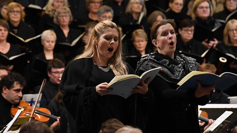 Mozarts Requiem in d-Moll hat das Publikum am Samstag gefesselt. Es lauschte den Sängern und Musikern in der Lohrer Stadtpfarrkirche andächtig.