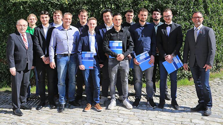 Die neuen Gesellen aus dem Landkreis Würzburg (von links) Walter Häuslein, Nico Gerber, Lukas Thoreart, Heiko Steigerwald, Marc Triltsch, Tobias Müller, Manuel Burlein, Supamit Borst, Maximilian Huck, Steven Schwemmler, Sebastian Weigl, Ferit Alan, Maximilian Markert und Pbermeister Martin Strobl.