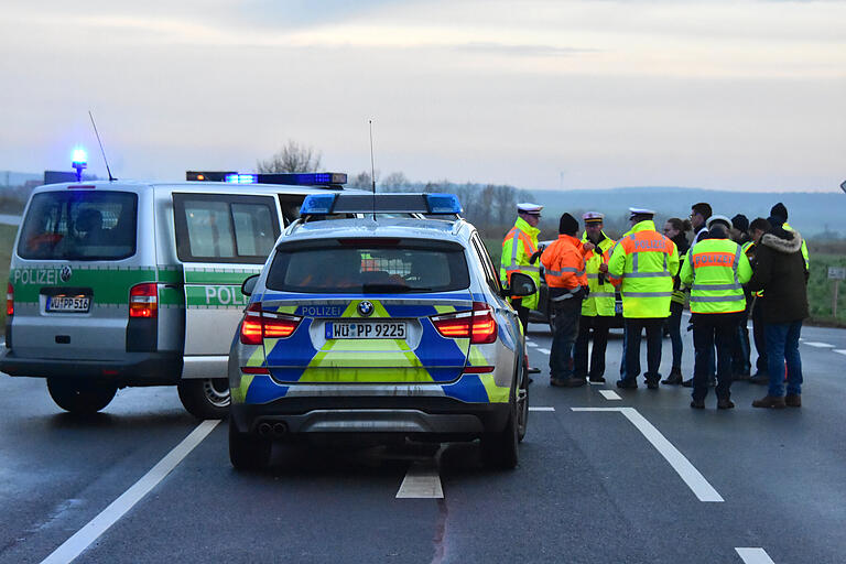 Großes Polizeiaufgebot: Aus ganz Unterfranken wurden Polizeikräfte in Geldersheim zusammengezogen, wo die Bauern mit über 300 Traktoren zur Großdemo nach Berlin starteten.