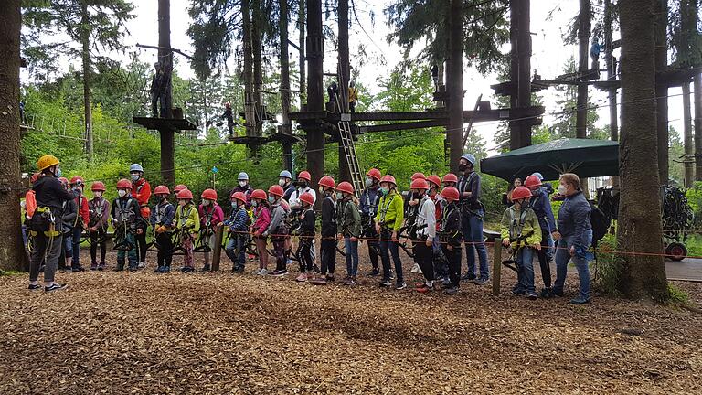 Gleich zu Beginn der Ferien ging es zum beliebten Strong-Kids-Run des SC Ostheim. Mit viel Spaß absolvierten die 18 Kinder des TSV Hausen ohne Zeitstress die abwechslungsreiche Laufstrecke, um am Ende nach einer kleinen leckeren Stärkung glücklich eine Urkunde und ein Geschenk in Händen zu halten. Montag ging es dann gleich sportlich weiter. Ziel war der Kletterpark auf der Wasserkuppe. 25 Kinder nahmen dank der Mithilfe von vier Betreuerinnen trotz Regenmeldung teil. Nach einer Einweisung ging es los. Mit kleinen Stärkungen zwischendurch wurde über zwei Stunden geklettert, bis ein heftiger Regenschauer die Teilnehmer ausbremste. Zum Aufwärmen gab es für jeden einen heißen Kakao in der Märchenwiese. Die abschließende Fahrt mit dem Rodelbob ließ sich natürlich keiner der Kinder entgehen, bevor es wieder glücklich und etwas durchnässt nach Hause ging.