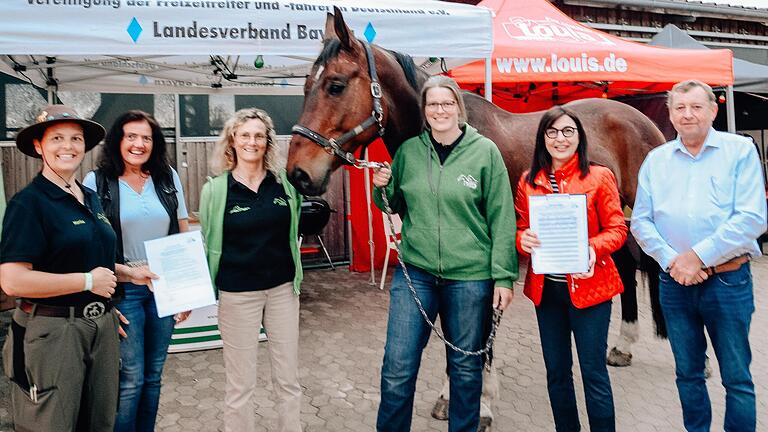 Landtagsabgeordnete Barbara Becker unterzeichnete die Charta zur Förderung des Pferde- und Fahrsports in der Natur.