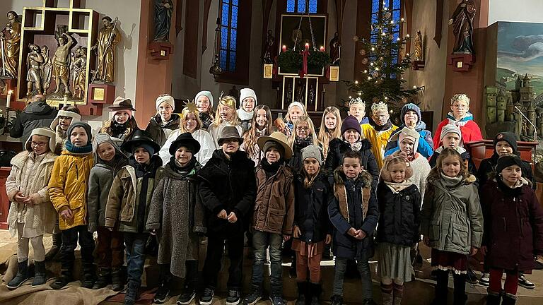 Das Bild zeigt alle 31 Kinder, die beim Krippenspiel in Hopferstadt mitgespielt haben. Das Bild zeigt alle 31 Kinder, die beim Krippenspiel in Hopferstadt mitgespielt haben.