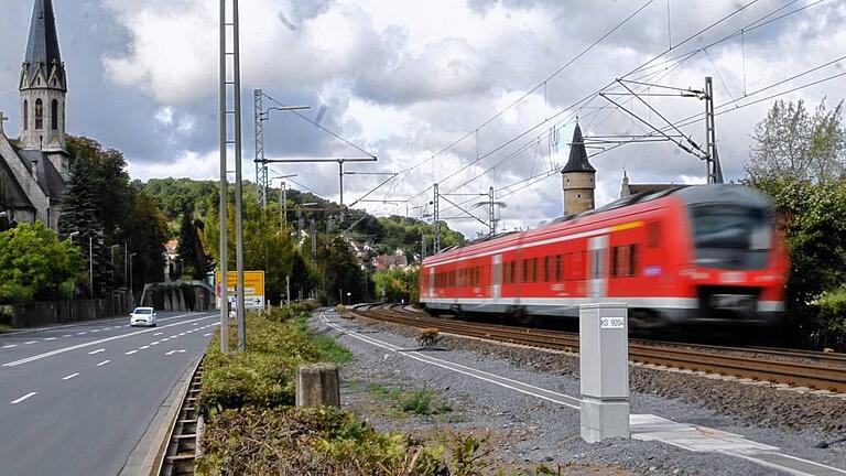 Bahnlärmgeplagtes Ochsenfurt: Die Züge auf der Strecke Würzburg &ndash; Treuchtlingen donnern mitten durch die Stadt.