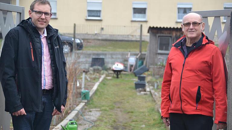 Martin Oppmann (links) und Emil Wahler vor der Schrebergartenanlage in der Angerstraße in Karlstadt. Diese gehört dem Katholischen Arbeiter- und Männerverein, deren Vorsitzende die beiden sind. Martin Oppmann (links) und Emil Wahler vor der Schrebergartenanlage in der Angerstraße in Karlstadt. Diese gehört dem Katholischen Arbeiter- und Männerverein, deren Vorsitzende die beiden sind.