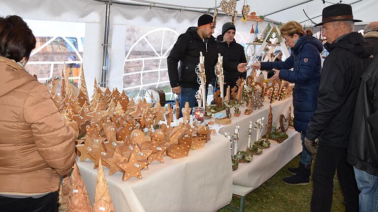 Regen Zulauf hatte die Hobby-Künstler-Ausstellung des Gesangvereins Wiesenfeld in und an der ehemaligen Synagoge mit seinem liebevoll gestalteten und reichhaltigen Angebote an weihnachtlichen Dekorationsstücken.