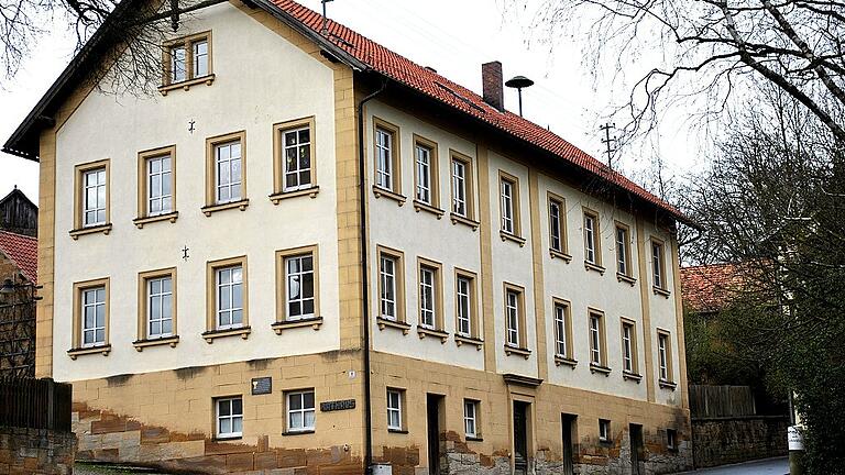 Die energetische Sanierung des Rathauses in Höchheim wäre wünschenswert, steht aber derzeit nicht auf der Prioritätenliste. Dies wurde in der Bürgerversammlung am Mittwoch angesprochen.