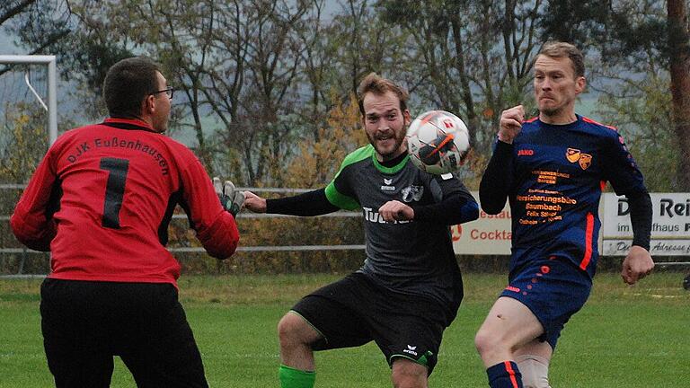 Wer schnappt sich den Ball? Torwart Stefan Seufert (links), Verteidiger Christian Seyfarth (rechts) von der SG Eußenhausen/Mühlfeld II oder Angreifer Daniel Freund (SG Leutershausen I/Burgwallbach II)?