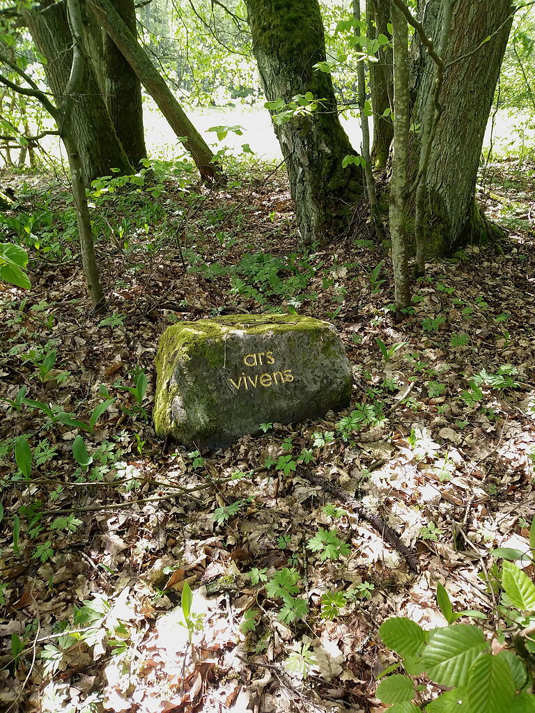 Die Inschriften wie „ars vivens“ sprechen für sich und wollen den Betrachter oder die Wanderer zum eigenen Nachdenken anregen. Die Inschriften wie „ars vivens“ sprechen für sich und wollen den Betrachter oder die Wanderer zum eigenen Nachdenken anregen.