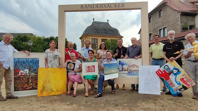 Künstler und Winzerhöfe laden am ersten Sptember-Wochenende zu MainWeinKunst nach Randersacker. Weinprinzessin Teresa I. geleitet mit Musik in Keller und Galerien.