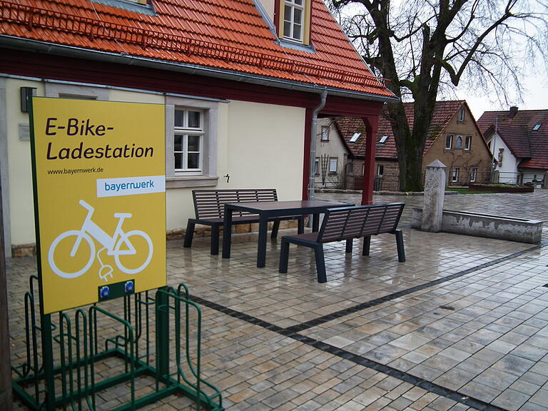 Bei der Sanierung der Alten Schmiede wurde eine E-Bike-Ladestation (links im Bild) errichtet. Bei der Sanierung der Alten Schmiede wurde eine E-Bike-Ladestation (links im Bild) errichtet.