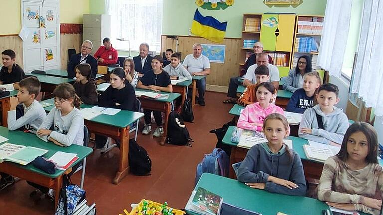 Das Bild entstand bei der offiziellen Vorstellung der neuen Schulklasse für den Deutschunterricht in der Ukraine.