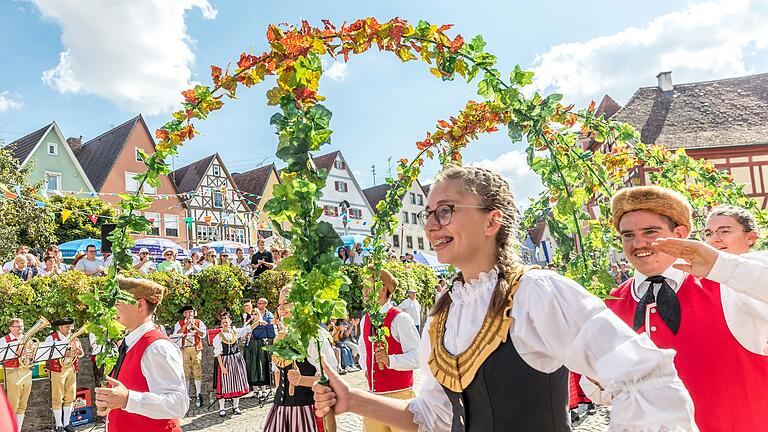 Die Schäfflergruppe zeigt bei der Kirchweih in Aub im südlichen Landkreis Würzburg am Sonntag ihren historischen Tanz auf dem Marktplatz. Die Schäfflergruppe zeigt bei der Kirchweih in Aub im südlichen Landkreis Würzburg am Sonntag ihren historischen Tanz auf dem Marktplatz.