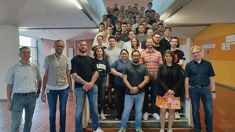 Teilnehmerinnen und Teilnehmer des gemeinsamen Masterseminars der Technischen Hochschulen Würzburg-Schweinfurt und Aschaffenburg sowie der Hochschule Coburg im Sommersemester 2024 mit Prof. Markus H. Zink (Zweiter von links.) und Prof. Bernhard Müller (rechts), beide von der THWS.