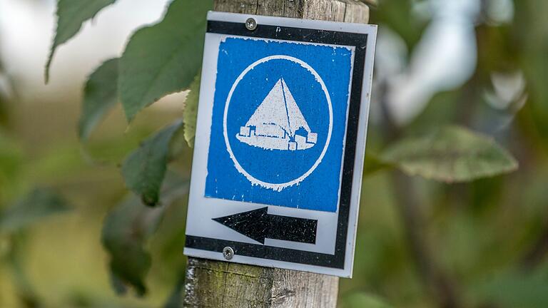 'Rund ums Hörnle in Oberschwarzach': Das Tourenlogo zeigt symbolisch die Vierzehn-Nothelfer-Kapelle in weiß auf blauem Untergrund.