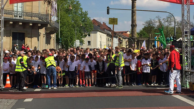 Start des Schülerlaufes über 2,5 Kilometer Start des Schülerlaufes über 2,5 Kilometer