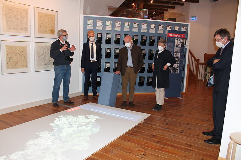 Wolfgang Pfeiffer, Abteilungsleiter Stromvertrieb beim ÜW Rhön, Prokurist Joachim Schärtl, Landrat Thomas Habermann, Museumsleiterin Ariane Weidlich und ÜW-Geschäftsführer Helmut Grosser (von links) nahmen die Sonderausstellung anlässlich des 100-jährigen Bestehens des regionalen Stromversorgers in Augenschein. Wolfgang Pfeiffer, Abteilungsleiter Stromvertrieb beim ÜW Rhön, Prokurist Joachim Schärtl, Landrat Thomas Habermann, Museumsleiterin Ariane Weidlich und ÜW-Geschäftsführer Helmut Grosser (von links) nahmen die Sonderausstellung anlässlich des 100-jährigen Bestehens des regionalen Stromversorgers in Augenschein.