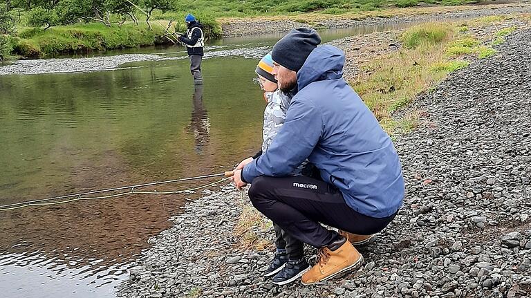 Guðmundur Steinn mit seinem Sohn beim Angeln am Fluss Móra im Süden der Westfjorde Islands in Barðaströnd: 'Angeln ist eines der lustigsten Dinge, die ich in Island mache.'