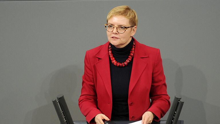 Neben ihrer parlamentarischen Arbeit in Berlin, steht Sabine Dittmar manchmal an der Corona-Teststrecke (Bild rechts) in Oerlenbach, das zu ihrem Wahlkreise Bad Kissingen gehört.  Foto: Deutscher Bundestag/ Achim Melde       -  Neben ihrer parlamentarischen Arbeit in Berlin, steht Sabine Dittmar manchmal an der Corona-Teststrecke (Bild rechts) in Oerlenbach, das zu ihrem Wahlkreise Bad Kissingen gehört.  Foto: Deutscher Bundestag/ Achim Melde