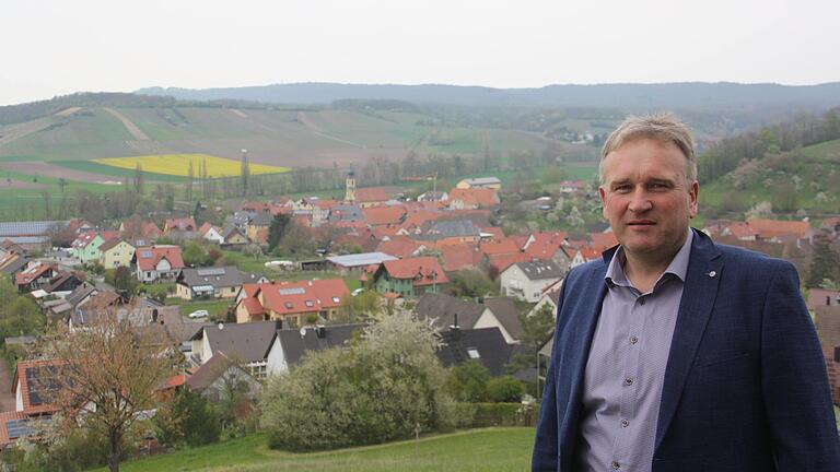 Vom Taubenherd aus kann Michael Wolf mühelos seinen Heimatort Michelau überblicken. Seit Mai 2020 ist er Bürgermeister der Steigerwaldgemeinde.