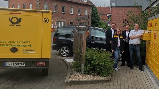 Bürgermeister Wolfram Thein (rechts) an der neuen Packstation - zusammen mit (von links) Jochen Seith, Vertriebsmanager Deutsche Post, Gabriele Schulz, Regionale Politikbeauftragte Deutsche Post und Volker Fenn.&nbsp;