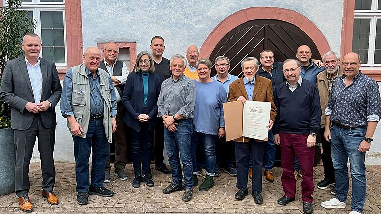 Vorstand und Beirat des Historischen Vereins im Innenhof des Franck-Hauses (von links): Thomas Stamm, Armin Hospes, Josef Laudenbacher, Gertrud Nöth, Holger Seidel, Rolf Ruckstetter, Dr. Leonhard Scherg, Bärbel Gillmann-Bils, Michael Pulverich, neues Ehrenmitglied Horst Bröstler, Christian Menig, Wolfram Blasch, Mäx Tauberschmitt, Christian Knittel und Johannes Väth. Vorstand und Beirat des Historischen Vereins im Innenhof des Franck-Hauses (von links): Thomas Stamm, Armin Hospes, Josef Laudenbacher, Gertrud Nöth, Holger Seidel, Rolf Ruckstetter, Dr. Leonhard Scherg, Bärbel Gillmann-Bils, Michael Pulverich, neues Ehrenmitglied Horst Bröstler, Christian Menig, Wolfram Blasch, Mäx Tauberschmitt, Christian Knittel und Johannes Väth.