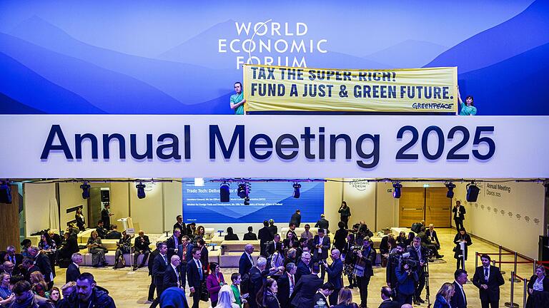 Weltwirtschaftsforum in Davos - Zwei Aktivisten von Greenpeace schafften es kurz vor der Eröffnung ins Tagungszentrum des Weltwirtschaftsforums. Weltwirtschaftsforum in Davos - Zwei Aktivisten von Greenpeace schafften es kurz vor der Eröffnung ins Tagungszentrum des Weltwirtschaftsforums.