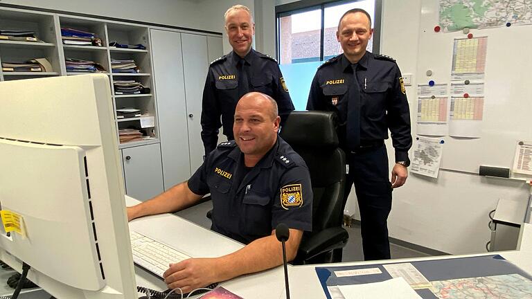 Die Polizeiinspektion Mellrichstadt wurde 2023 modernisiert. Im Bild die Wache mit Polizeihauptmeister Michael Herzog (vorne) sowie Polizeichef Thomas Reubelt (links) und seinem Stellvertreter Michael Jäger. Die Polizeiinspektion Mellrichstadt wurde 2023 modernisiert. Im Bild die Wache mit Polizeihauptmeister Michael Herzog (vorne) sowie Polizeichef Thomas Reubelt (links) und seinem Stellvertreter Michael Jäger.