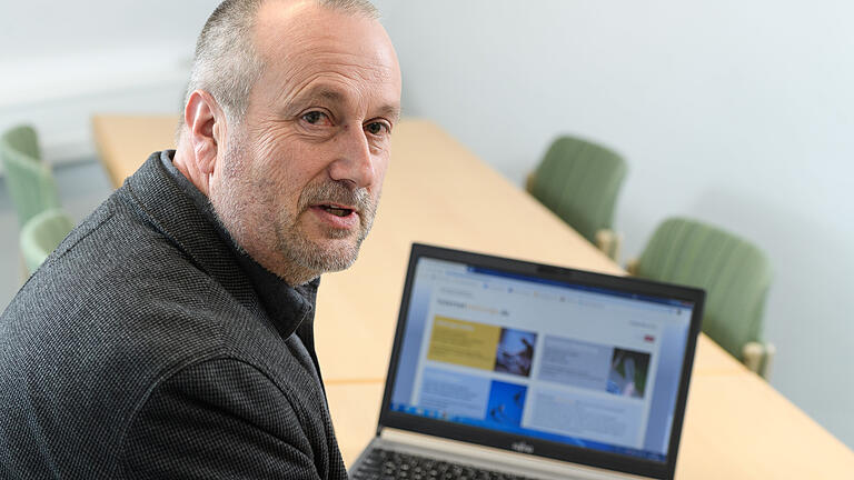 Pastoralreferent Walter Lang leitet die Internetseelsorge der Diözese Würzburg. Pro Monat wenden sich etwa 40 Ratsuchende mit ihren Sorgen anonym an ihn und seine Mitarbeiter. Pastoralreferent Walter Lang leitet die Internetseelsorge der Diözese Würzburg. Pro Monat wenden sich etwa 40 Ratsuchende mit ihren Sorgen anonym an ihn und seine Mitarbeiter.