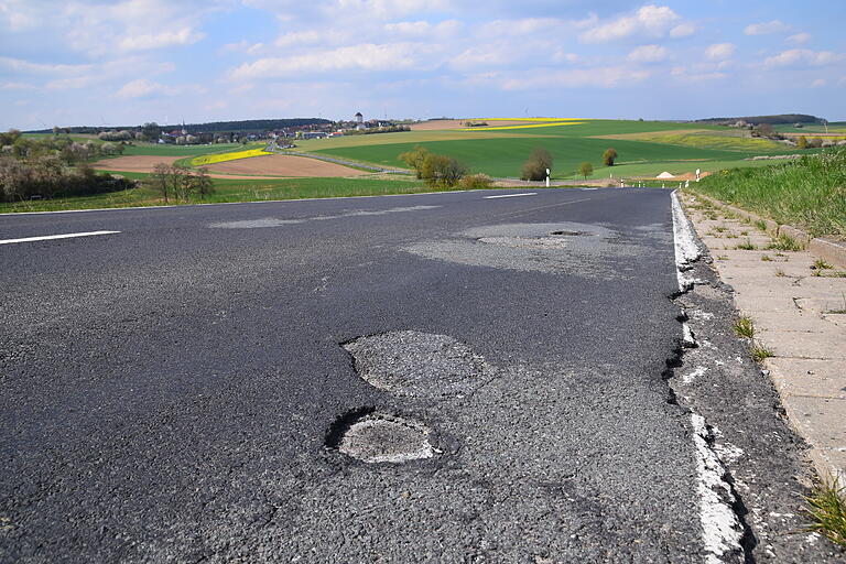 Jede Menge Schlaglöcher sind auf der Staatsstraße 2293 zwischen Rütschenhausen und Greßthal zu finden. Jede Menge Schlaglöcher sind auf der Staatsstraße 2293 zwischen Rütschenhausen und Greßthal zu finden.
