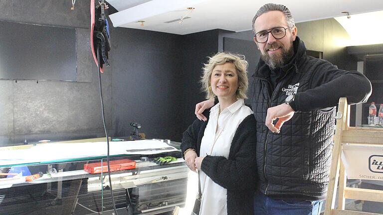 Thomas Faber mit Ehefrau Johanna Nemeth in der Verkaufsräumen ihrer Metzgerei in Bad Kissingen. Derzeit wird dort umgebaut. Thomas Faber mit Ehefrau Johanna Nemeth in der Verkaufsräumen ihrer Metzgerei in Bad Kissingen. Derzeit wird dort umgebaut.
