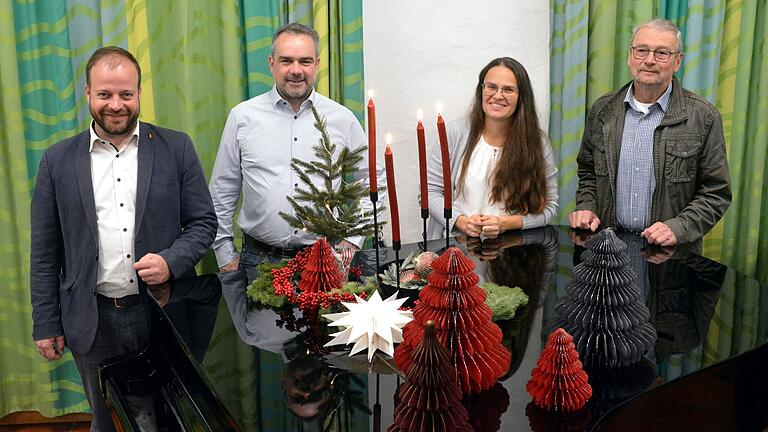 Gegenseitig unterstützen: Die Bürgermeister (von links) Steffen Malzer (Ostheim), Michael Schnupp (Fladungen), Caroline Borst (Oberelsbach) und Dietmar Zink (Sondheim/Rhön) freuen sich über das gemeinsame Angebot eines 'Glühwein-Expresses'. Gegenseitig unterstützen: Die Bürgermeister (von links) Steffen Malzer (Ostheim), Michael Schnupp (Fladungen), Caroline Borst (Oberelsbach) und Dietmar Zink (Sondheim/Rhön) freuen sich über das gemeinsame Angebot eines 'Glühwein-Expresses'.